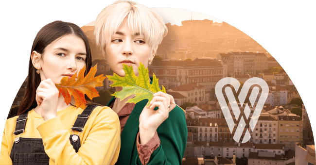 imagem ilustrativa - duas mulheres com folhas de árvore na mão com a cidade de Lisboa por trás.